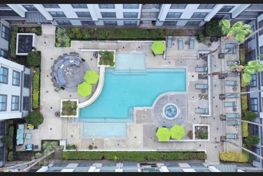 Luxury 1Bedroom/Pool View/ Galleria W/Study Desk ヒューストン エクステリア 写真